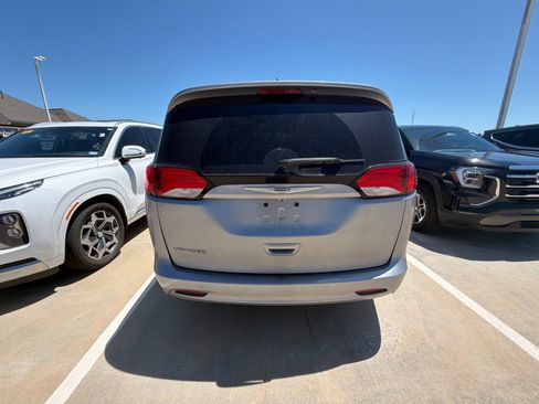 Used 2021 Chrysler Voyager Lxi FWD image 3