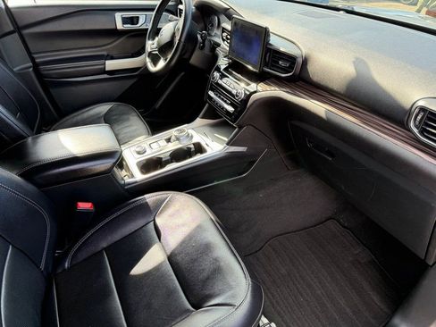 Used 2023 Ford Explorer Limited image 3