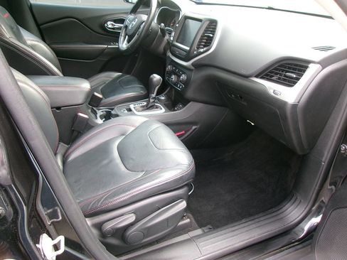 Used 2014 Jeep Cherokee Trailhawk w/ Comfort/Convenience Group AWD/4WD image 10