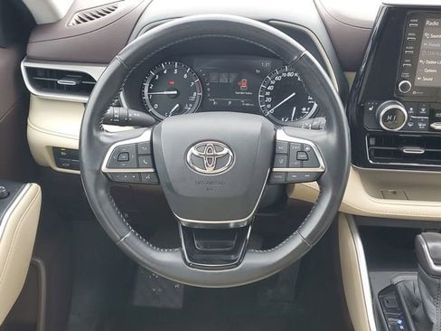Used 2020 Toyota Highlander XLE image 14