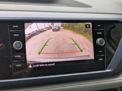 Used 2024 Volkswagen Taos SE image 9