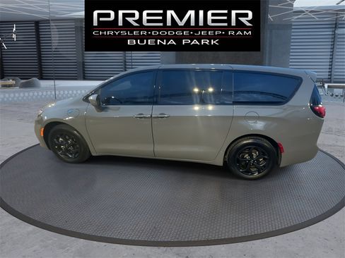 Used 2022 Chrysler Pacifica Touring-L w/ S Appearance Package image 6