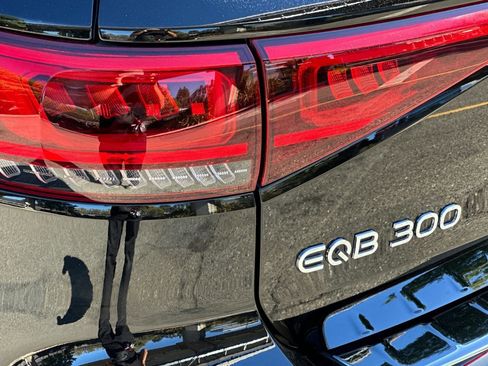 Certified 2023 Mercedes-Benz EQB 300 4MATIC image 11