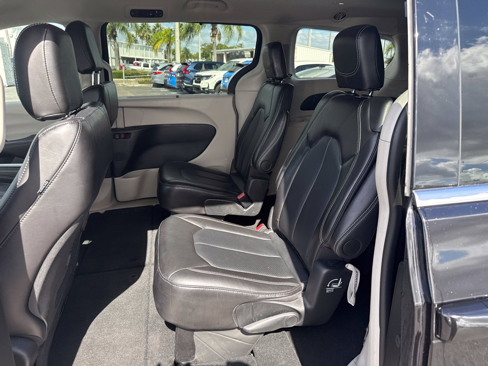 Used 2024 Chrysler Pacifica Touring-L FWD image 10
