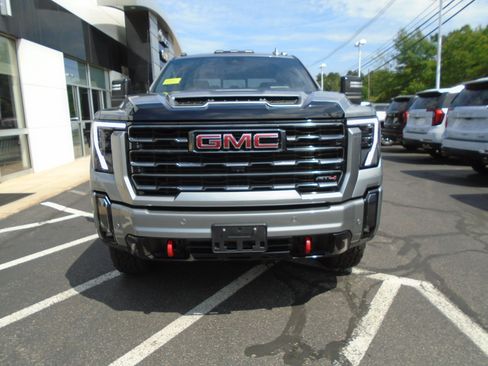 Used 2024 GMC Sierra 2500 AT4 w/ AT4 Premium Plus Package AWD/4WD image 4
