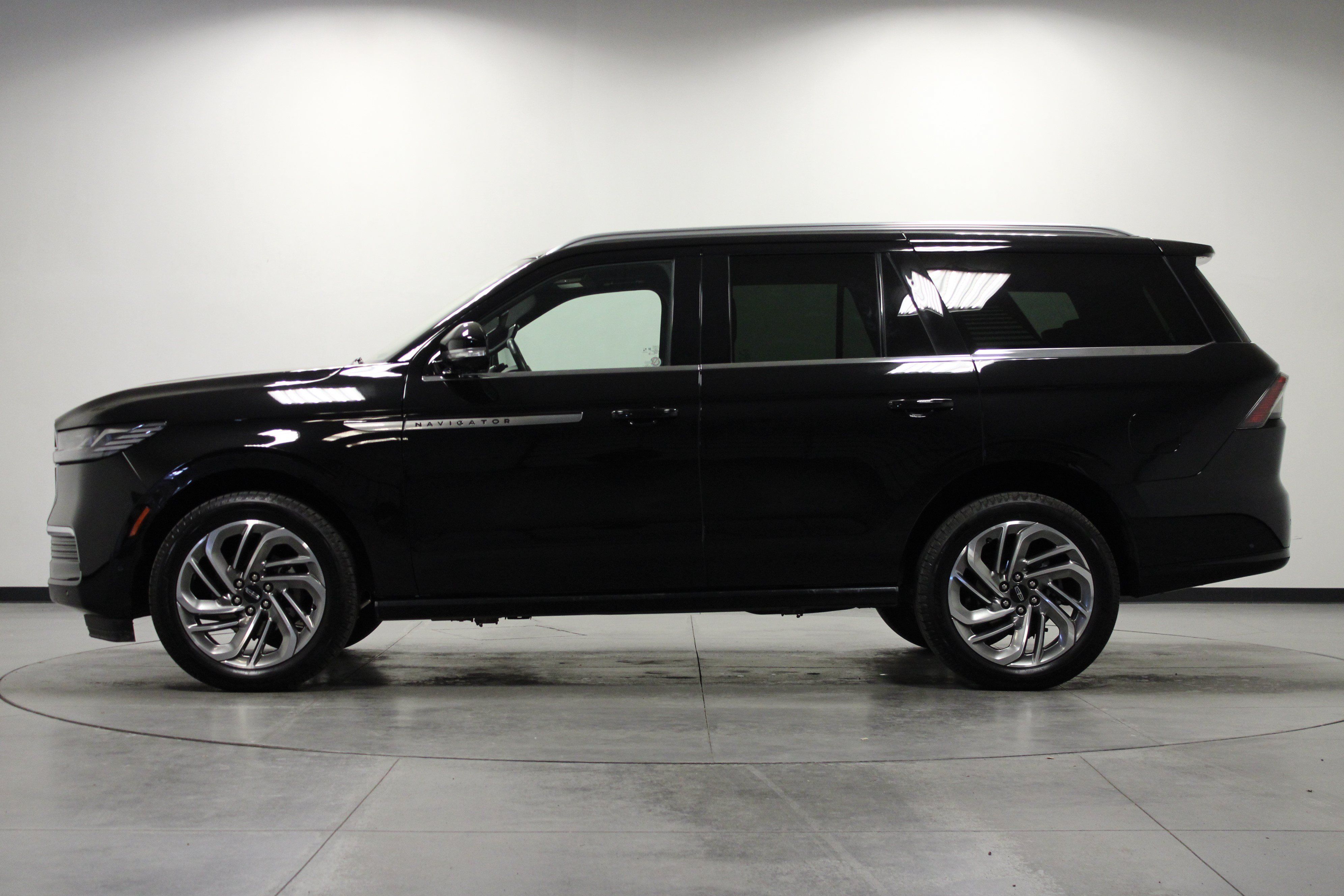 Used 2025 Lincoln Navigator Reserve AWD/4WD image 7