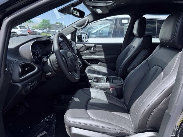 New 2027 Chrysler Pacifica Select FWD image 17