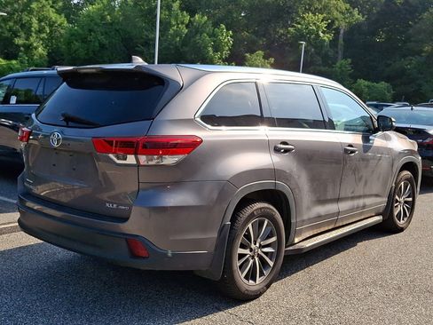Used 2018 Toyota Highlander XLE AWD/4WD image 3