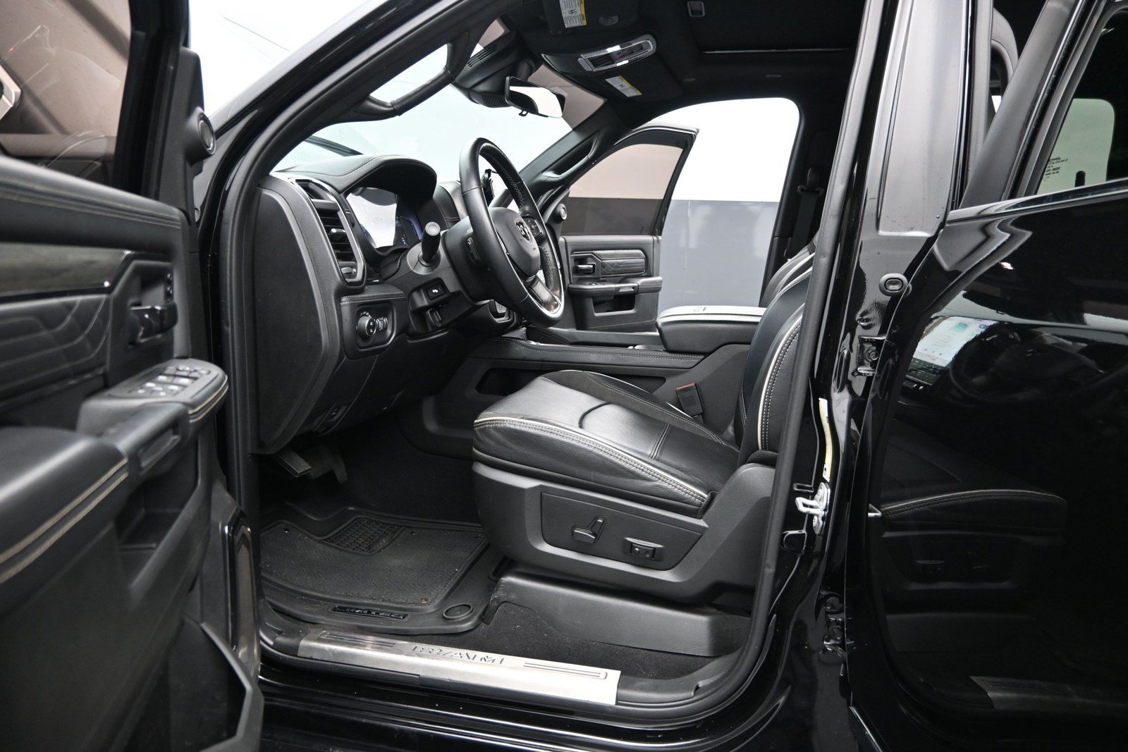 Used 2025 RAM 2500 Limited AWD/4WD image 12