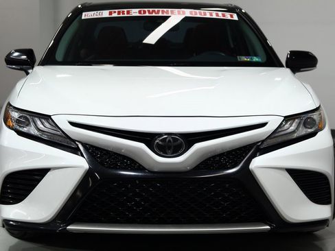Used 2019 Toyota Camry XSE image 3