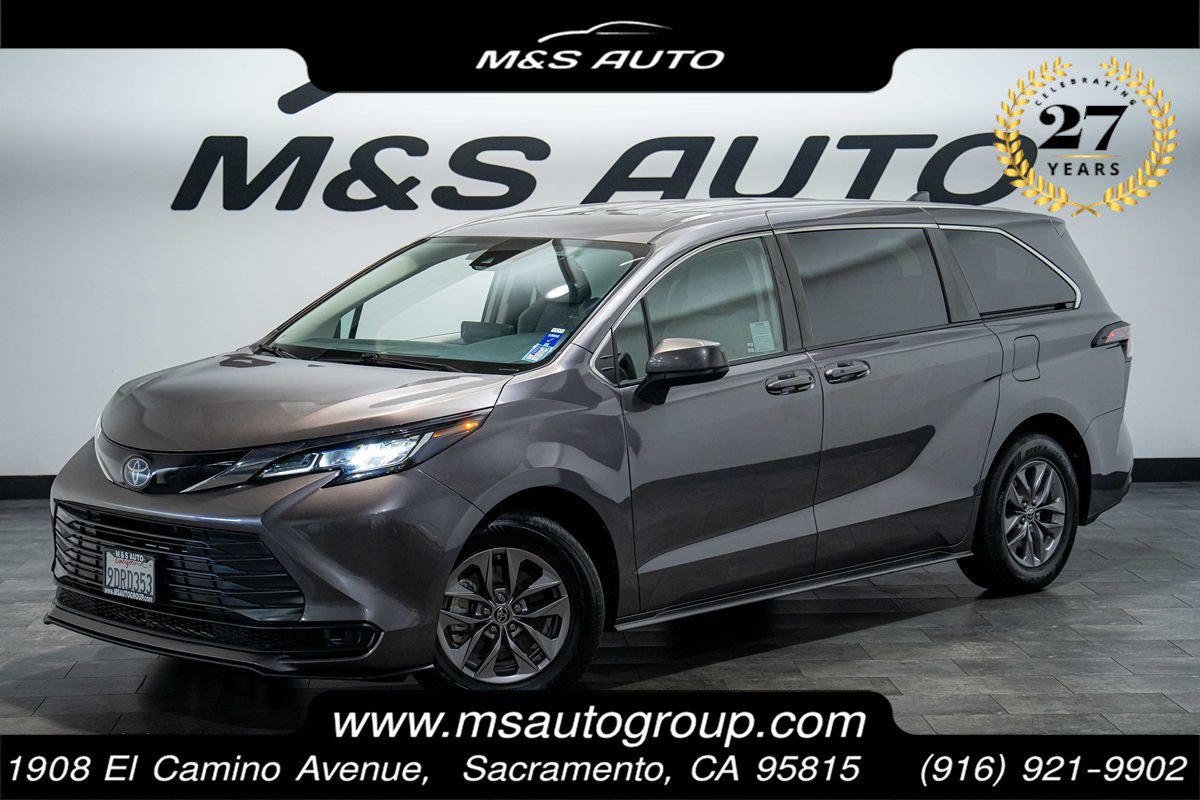 Used 2023 Toyota Sienna LE FWD image 1