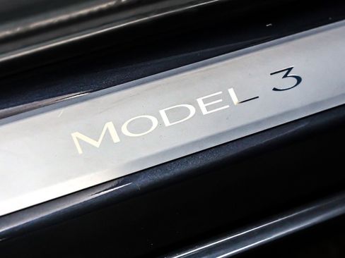 Used 2019 Tesla Model 3 Standard Range Plus image 9