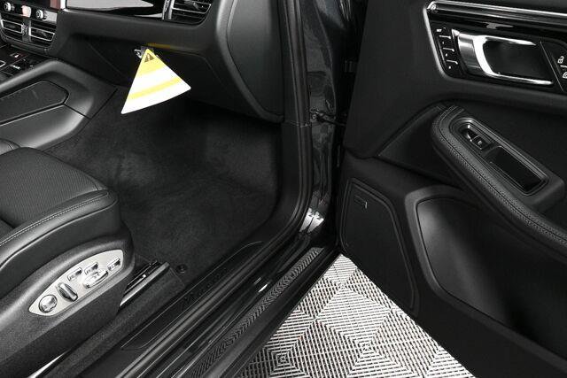 Certified 2026 Porsche Macan AWD/4WD image 26