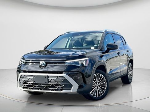 Used 2025 Volkswagen Taos SE image 1