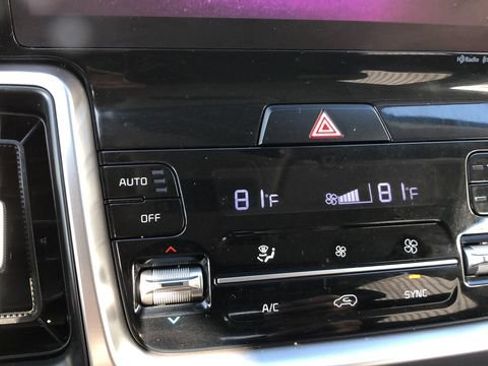 Certified 2022 Kia Sorento S w/ Panoramic Sunroof Package AWD/4WD image 21