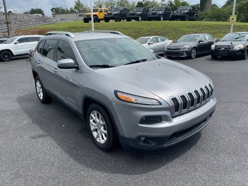 Used 2015 Jeep Cherokee Latitude image 2