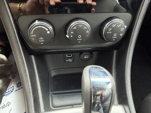 Used 2011 Chrysler 200 Limited FWD image 16