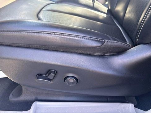 Used 2023 Chrysler Pacifica Touring-L FWD image 12