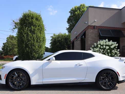 Used 2019 Chevrolet Camaro ZL1 RWD image 10