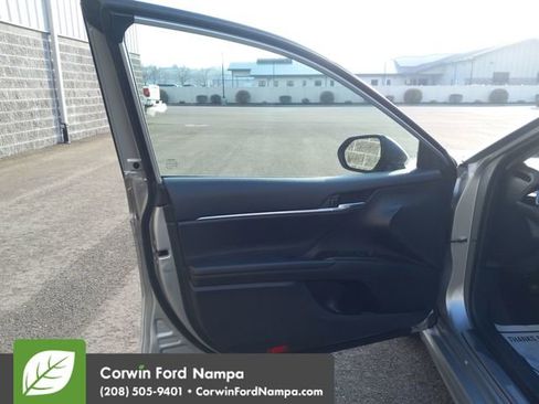 Used 2022 Toyota Camry SE image 10