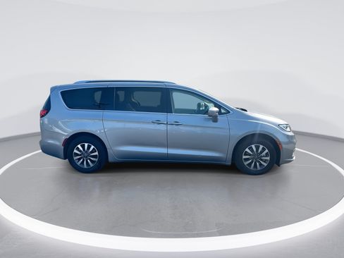 Used 2021 Chrysler Pacifica Touring-L FWD image 10