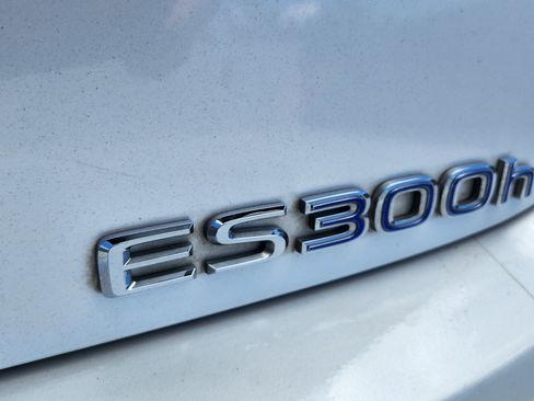 Used 2020 Lexus ES 300h w/ Premium Package FWD image 9