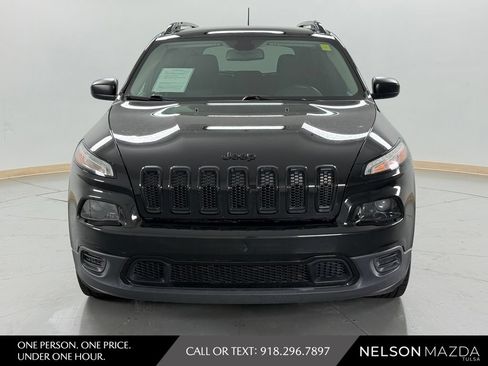 Used 2017 Jeep Cherokee Sport FWD image 2