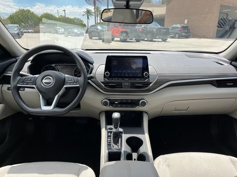 Used 2025 Nissan Altima 2.5 SV FWD image 14