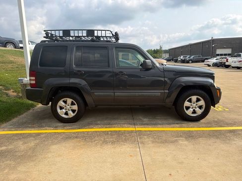 Used 2010 Jeep Liberty Sport w/ Popular Equipment Group AWD/4WD image 3