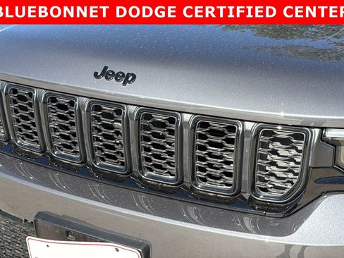 Used 2023 Jeep Grand Cherokee Altitude image 8