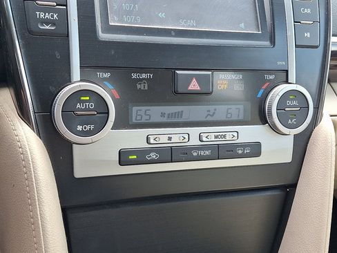 Used 2013 Toyota Camry XLE w/ Leather Pkg FWD image 18
