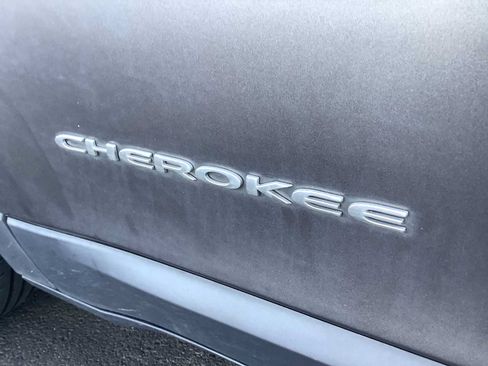 Used 2020 Jeep Cherokee Latitude Plus w/ Cold Weather Group AWD/4WD image 7
