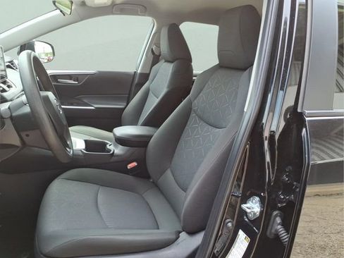 Used 2025 Toyota RAV4 XLE FWD image 12