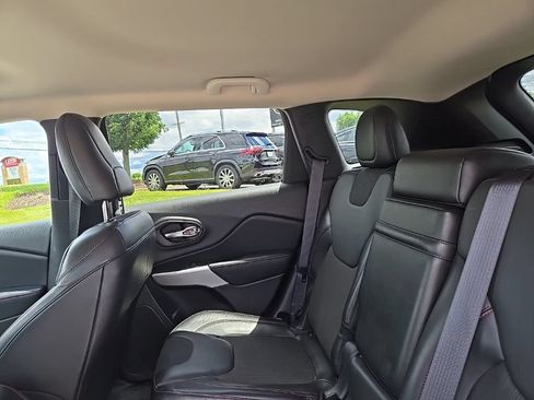 Used 2018 Jeep Cherokee Trailhawk w/ Cold Weather Group AWD/4WD image 34