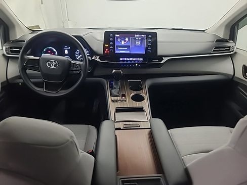 Used 2024 Toyota Sienna LE AWD/4WD image 25