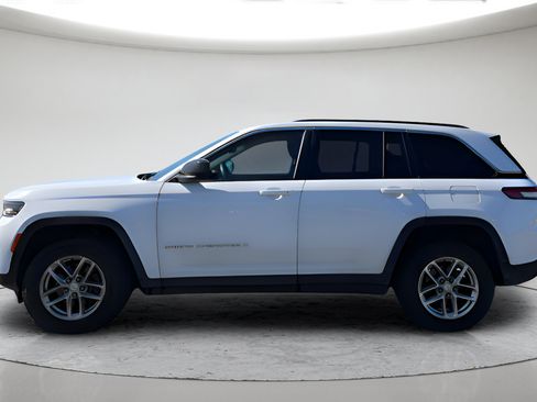 Used 2024 Jeep Grand Cherokee Laredo X w/ Trailer Tow Package AWD/4WD image 6