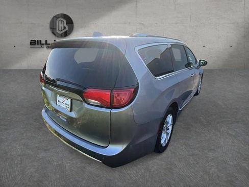 Used 2018 Chrysler Pacifica Touring-L w/ Tire & Wheel Group FWD image 5