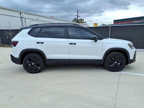New 2026 Volkswagen Taos SE FWD image 4