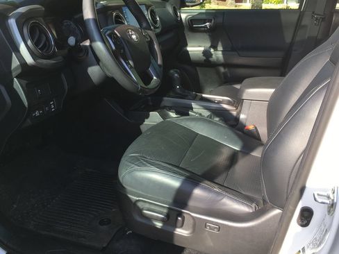 Used 2021 Toyota Tacoma TRD Sport w/ TRD Premium Sport Package AWD/4WD image 4