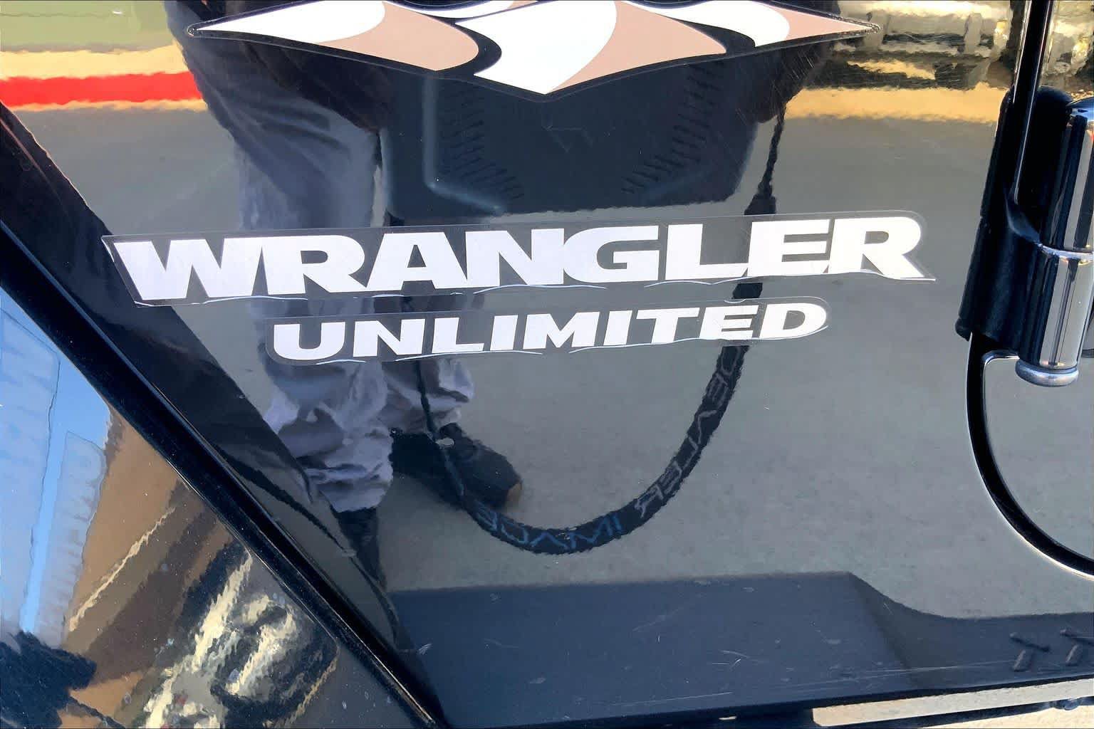 Used 2012 Jeep Wrangler Unlimited Sahara w/ Connectivity Group AWD/4WD image 31