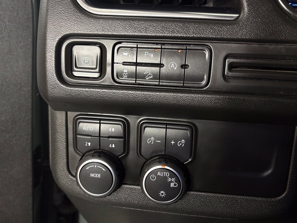 Used 2023 Chevrolet Suburban Premier AWD/4WD image 23