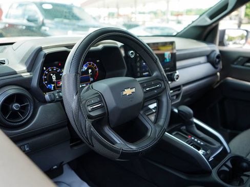 Used 2025 Chevrolet Colorado W/T RWD image 5