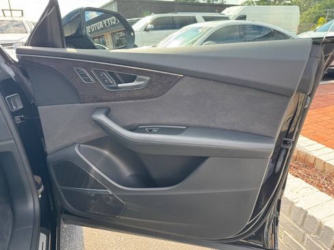 Used 2019 Audi Q8 Prestige w/ Luxury Package AWD/4WD image 13