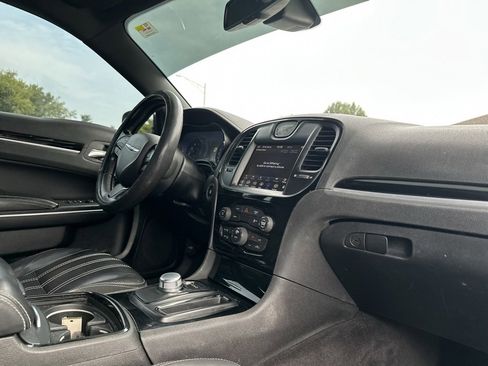 Used 2018 Chrysler 300 S image 23