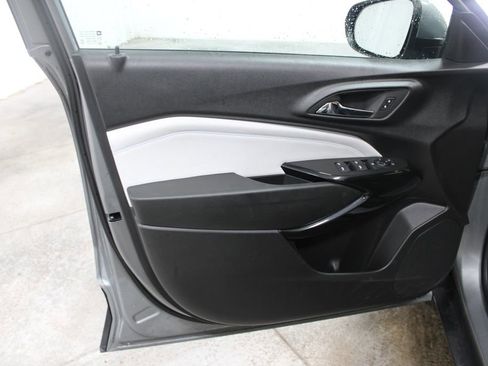 Used 2025 Chevrolet Trax LT w/ LT Convenience Package image 17