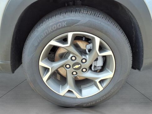 Used 2025 Chevrolet Trax LT FWD image 5