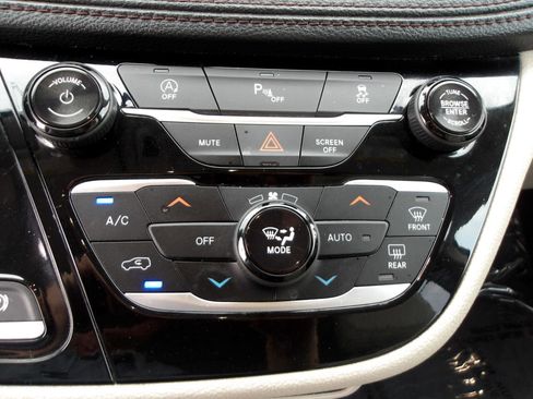 Used 2020 Chrysler Pacifica Limited image 24