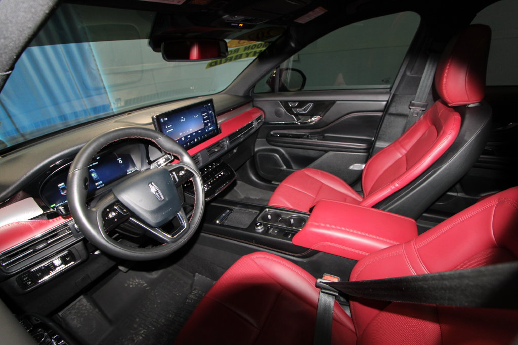 Used 2025 Lincoln Corsair Grand Touring AWD/4WD image 2