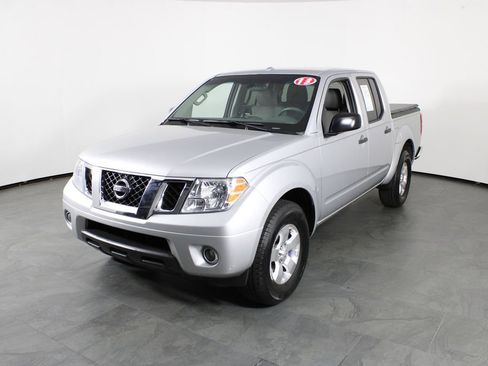 Used 2013 Nissan Frontier SV image 2