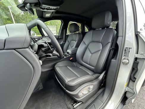 Certified 2025 Porsche Macan image 5